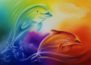 2 bunte tanzende fröhliche Delphine in Regenbogenfarben