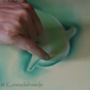 Delfin wird gemalt, Pastellkreide, grün